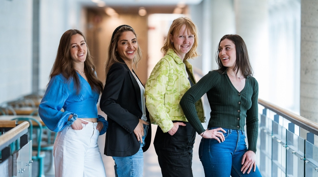 Quatre nutritionnistes-diététistes à Shawinigan souriantes posent ensemble dans un couloir lumineux, les mains sur les hanches.