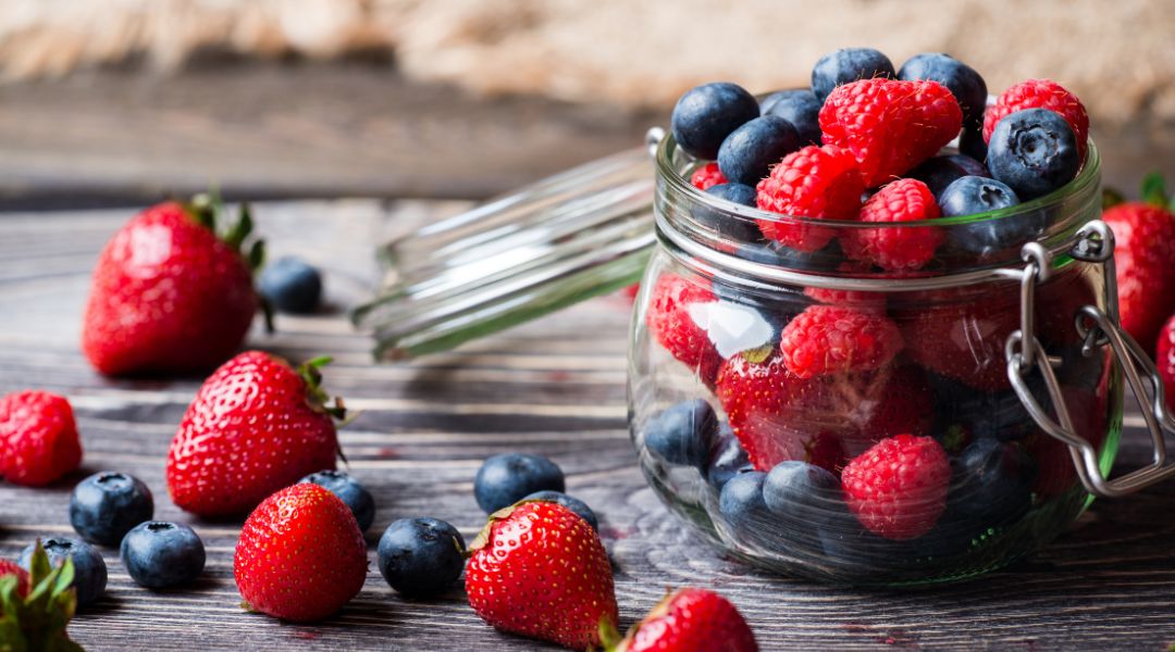 petits fruits dans un bocal
