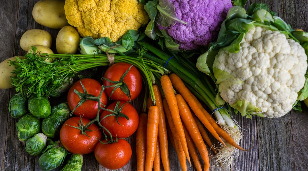 mélange de légumes crus variés 