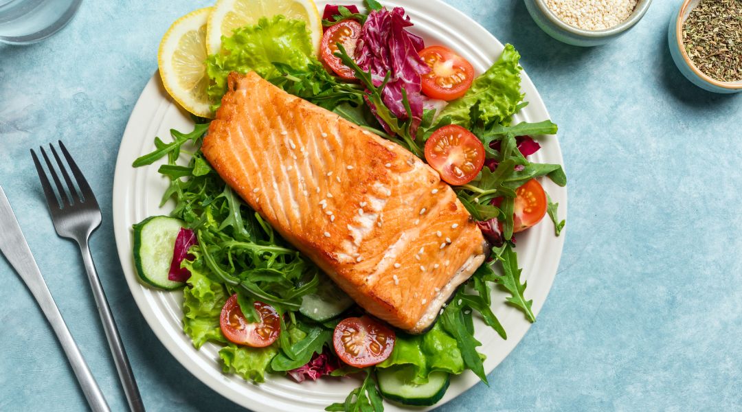 assiette avec une salade de saumon