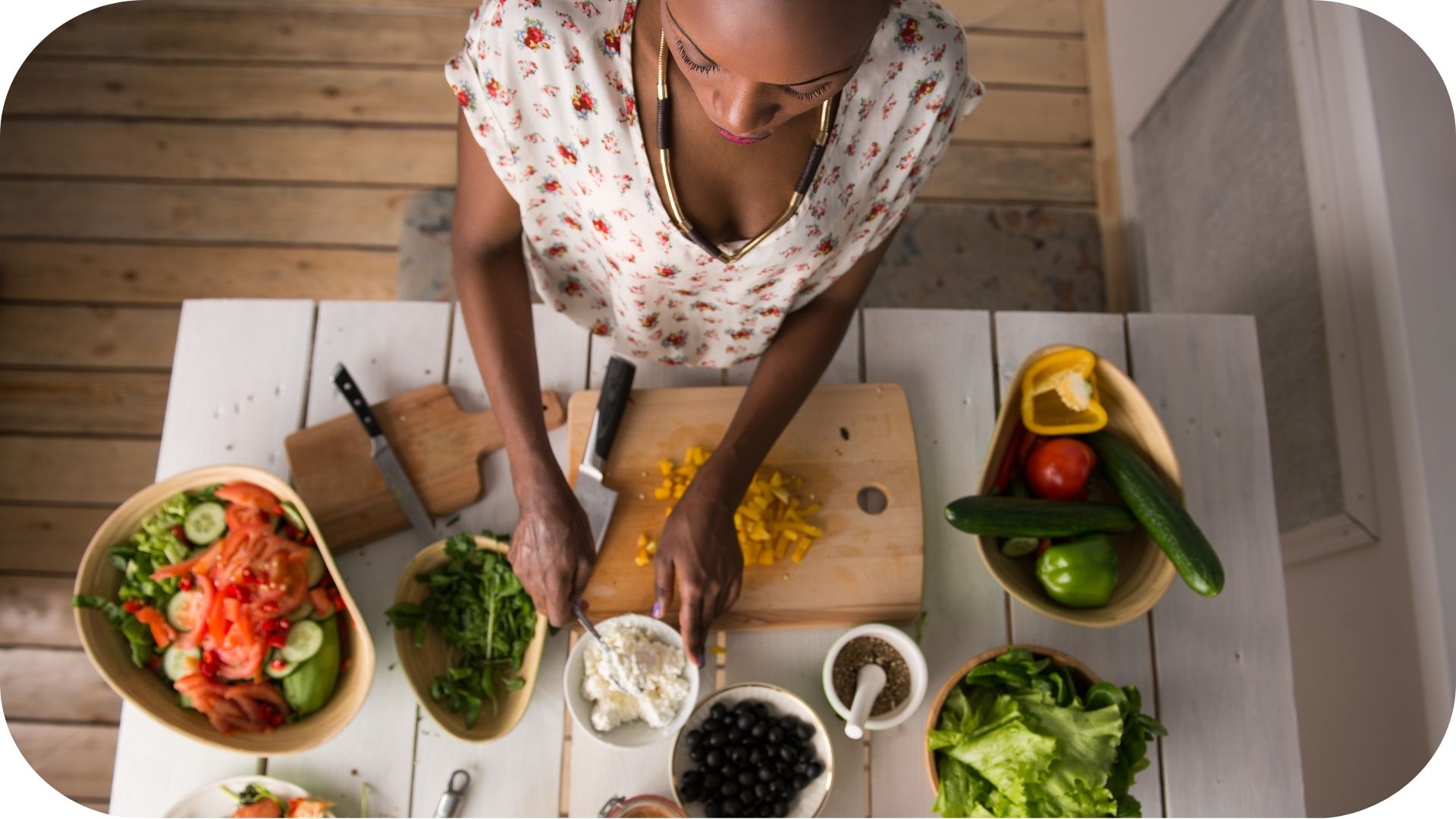 Femme coupant des légumes