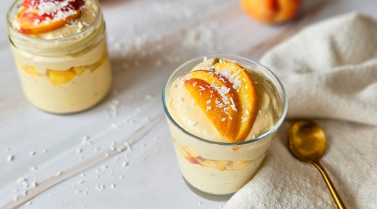 Mousse de tofu à la mangue, pêche et noix de coco