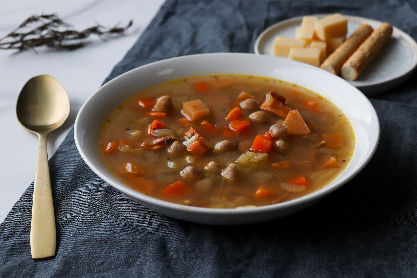 Soupe aux légumes, pois chiches et romarin recette santé