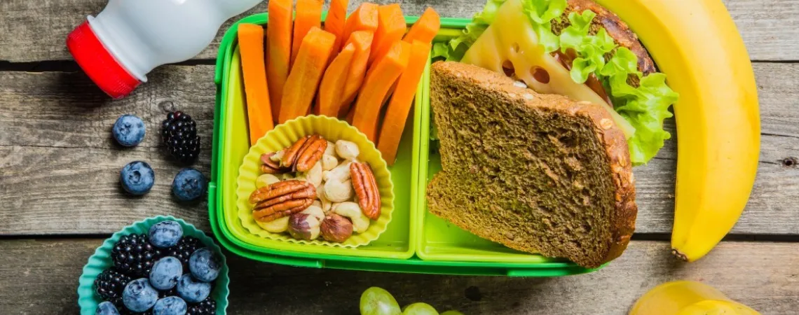 Lunch banane raisins bleuets crudités sandwich