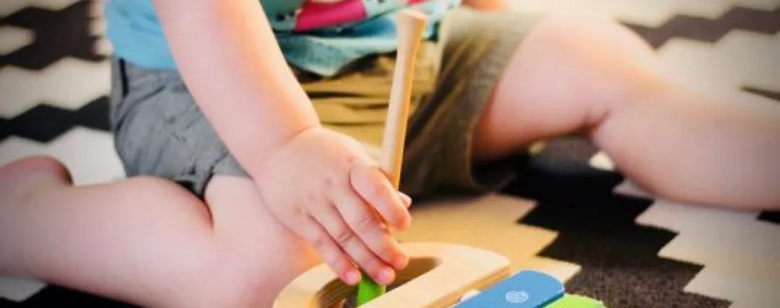 Enfant obèse qui joue du xylophone
