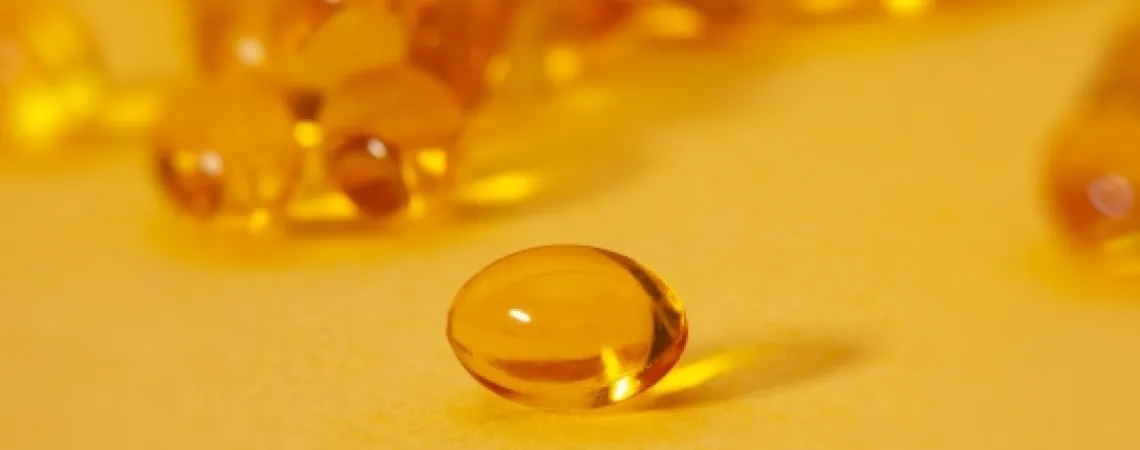 Vitamine sur fond jaune