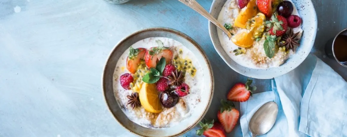 deux bols de gruau avec fruits