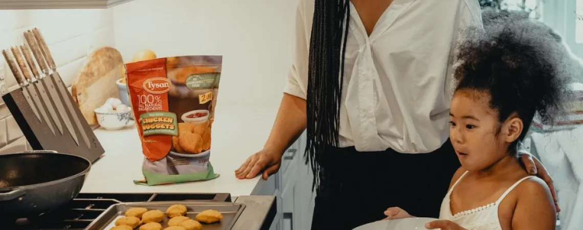 une mère et sa fille cuisinant