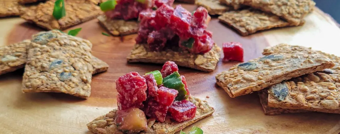 Craquelins avec préparation aux betteraves et ricotta