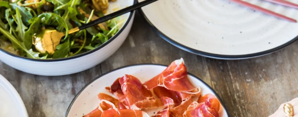 assiette de proscuitto et assiette de roquette