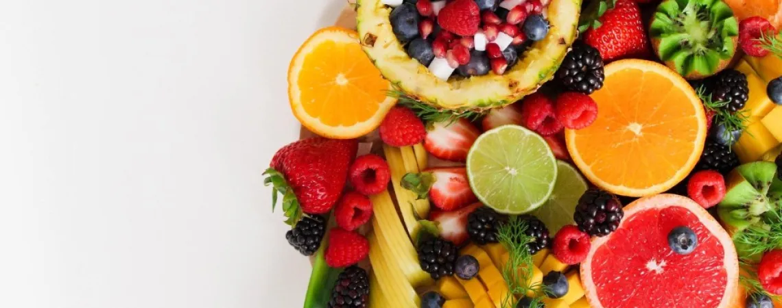 fruits colorés sur un fond blanc