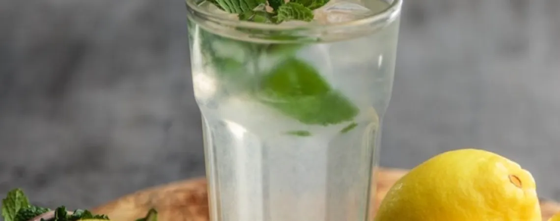 un verre de limonade avec quelques citrons