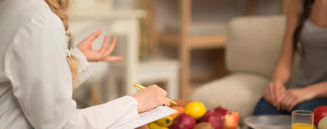 Une cliente en consultation avec une nutritionniste
