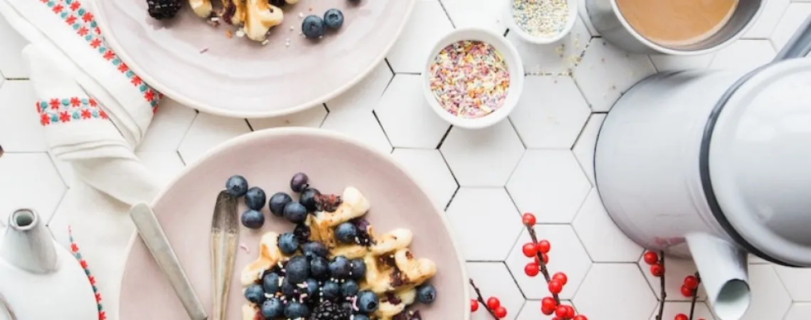 brunch avec gauffres aux fruits et café