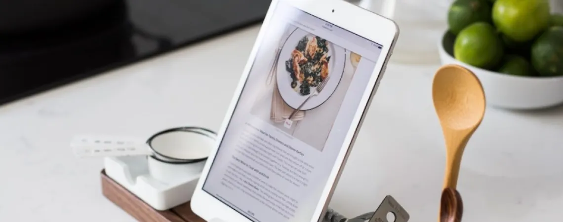 tablette technologique présentant une recette