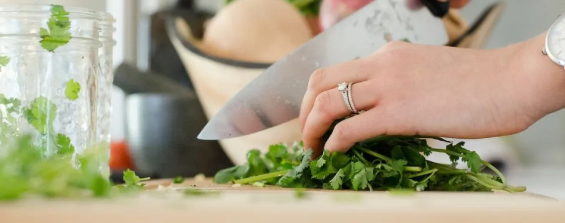 femme coupant avec couteau du chef du persil