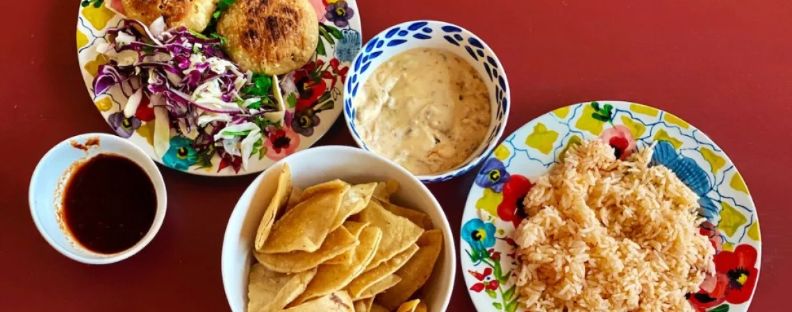 riz, galettes et croustilles dans des plats sur un fond rouge