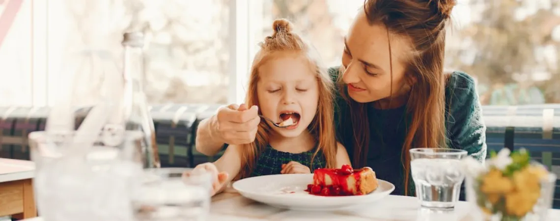 une maman qui nourrit son enfant