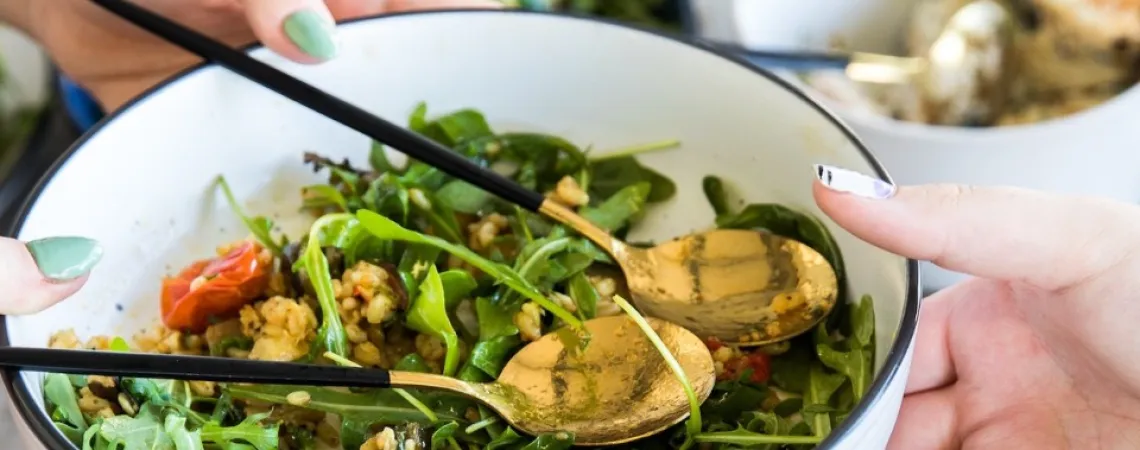 Échange d'un bol de salade