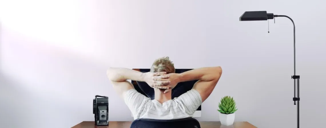 homme de dos en télétravail