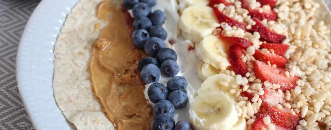 tortilla déjeuner avec fruits, beurre d'arachides et rice krispies