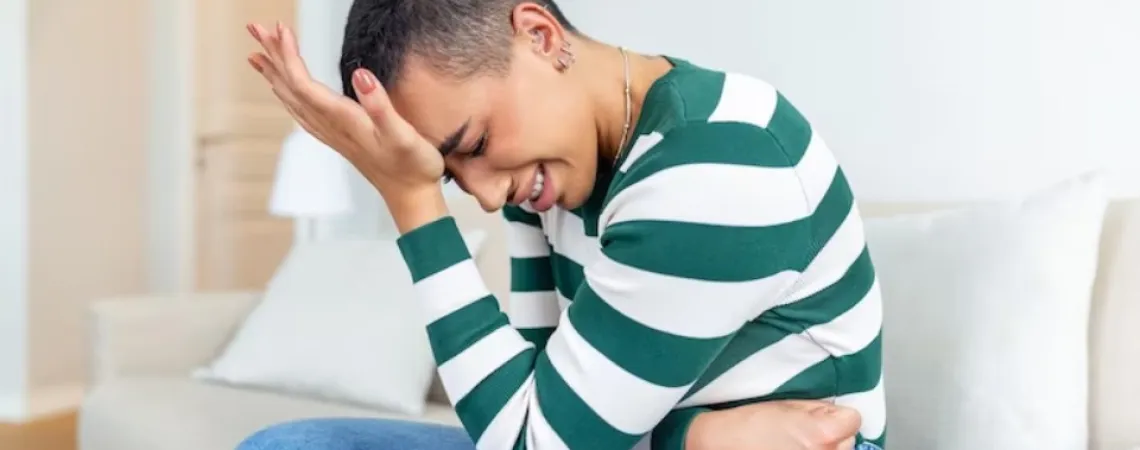 femme se tordant de douleur