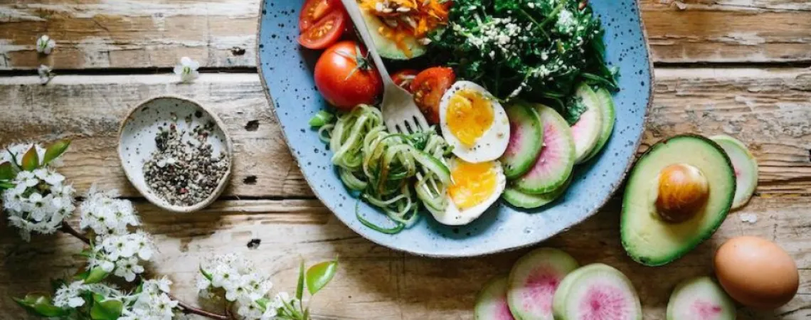 bol de verdures avec oeufs et tomates