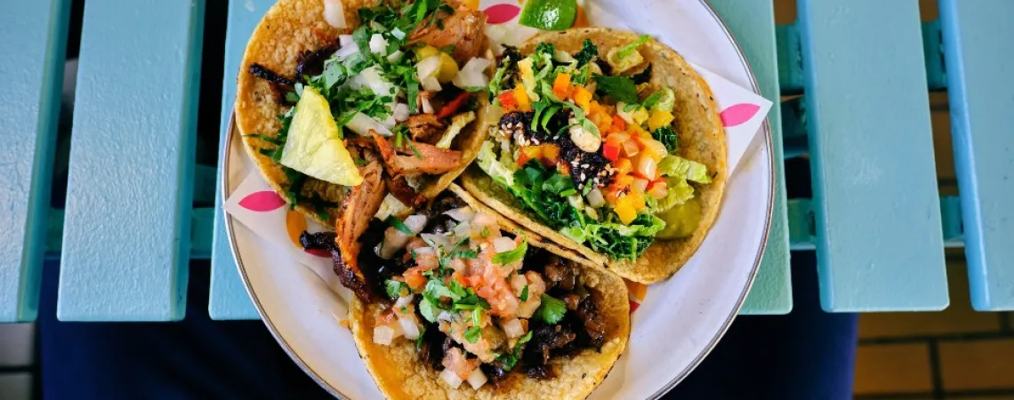 3 tacos aux crevettes servis dans une assiette