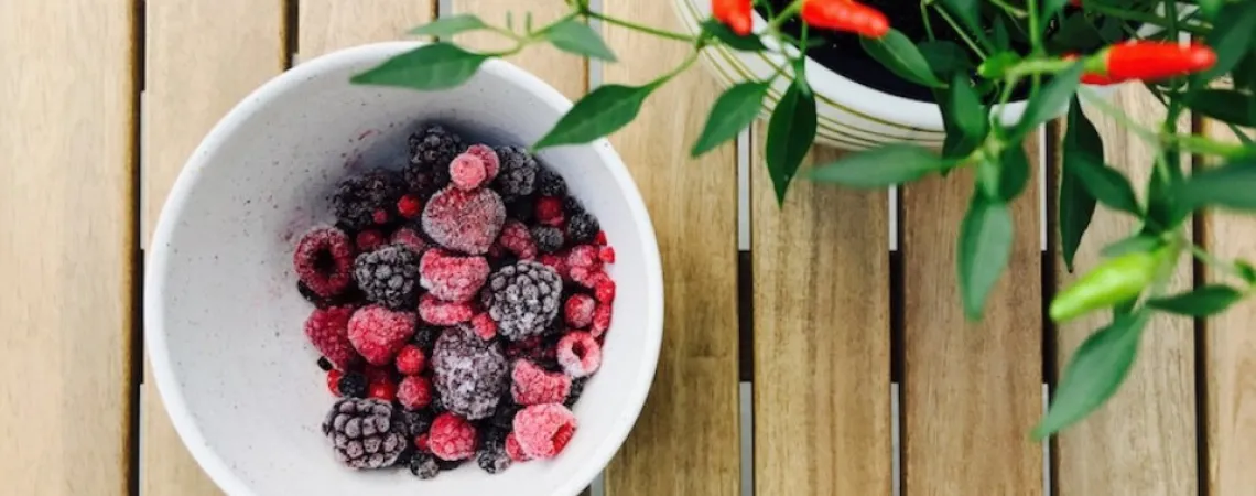 fruits congelés dans un bol avec piment