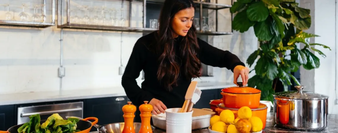 femme cuisinant dans une cuisine moderne