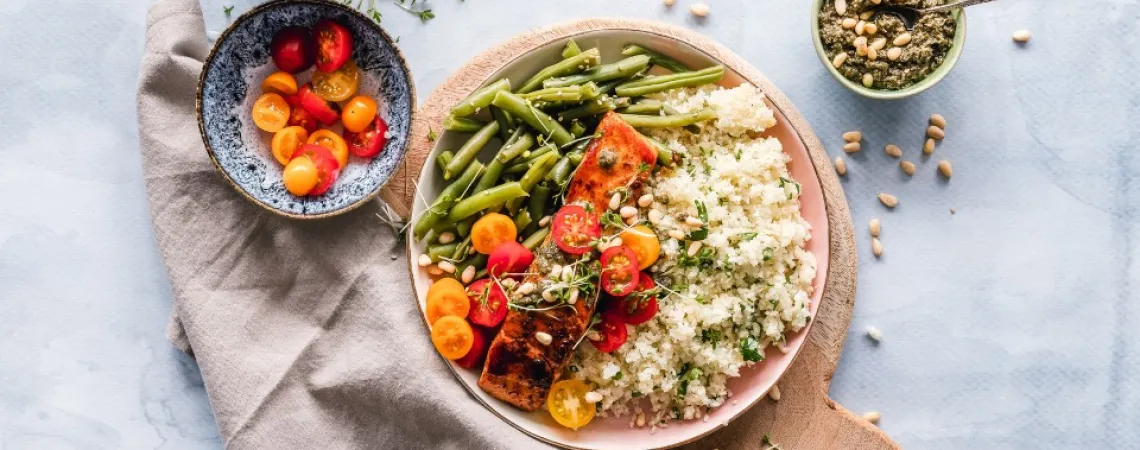 assiette de saumon avec fèves et riz
