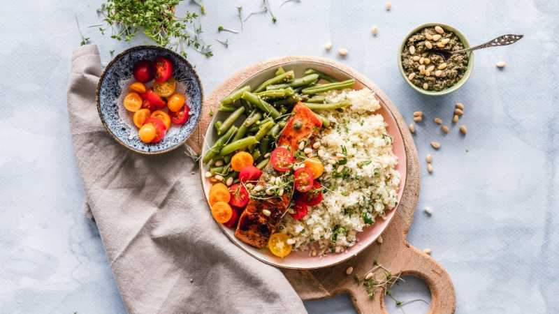 assiette de saumon avec fèves et riz