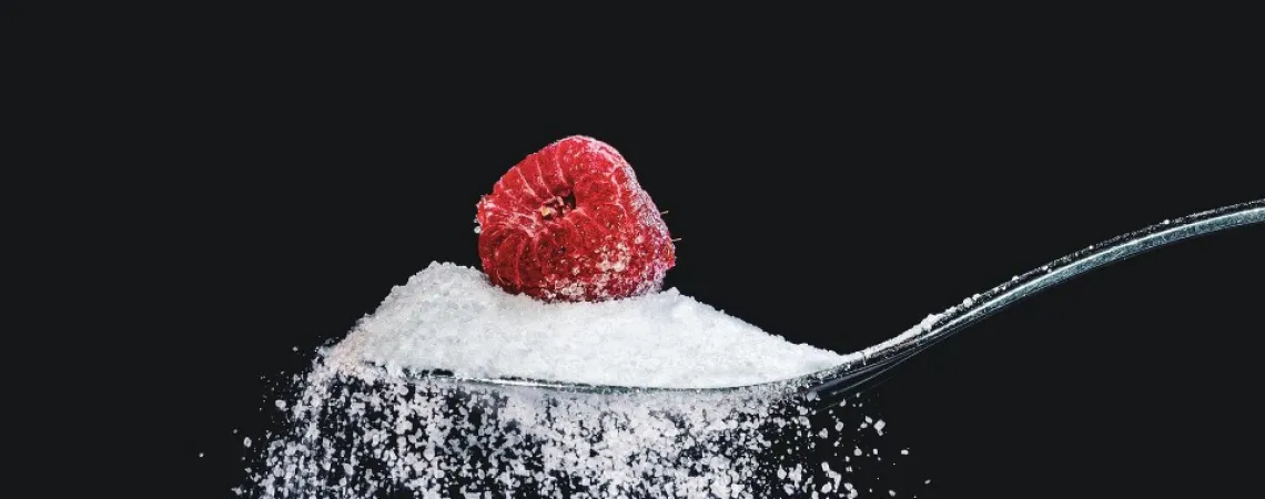 sucre raffiné superposé d'une framboise