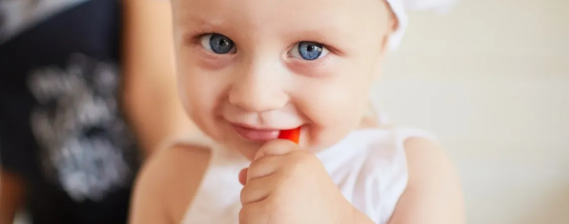 enfant aux yeux bleus avec une toque de cuisinier