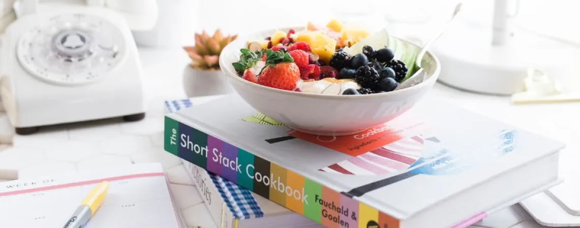 bol de fruits sur une pile de livres