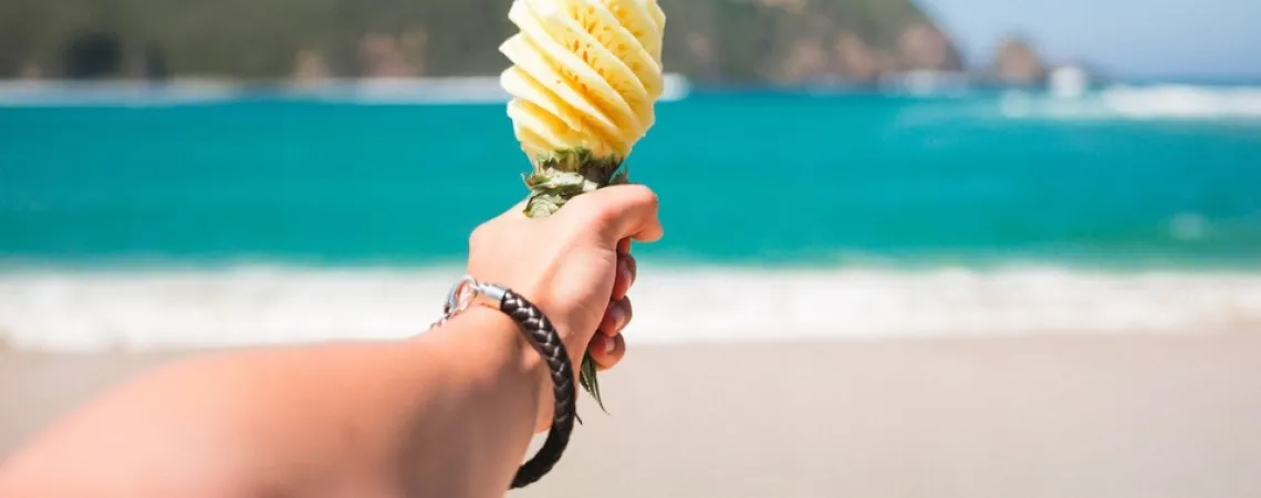 crème glacée sur un cornet à la plage