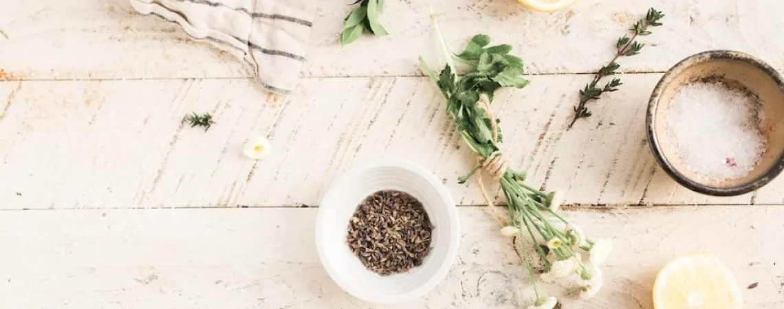 fines herbes sur une table de bois