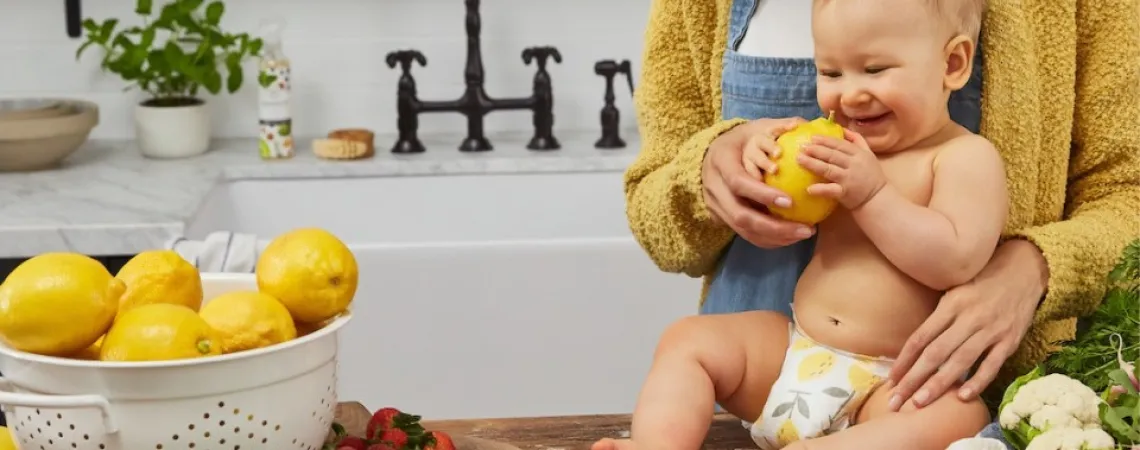 bébé sur le comptoir qui touche à des fruits