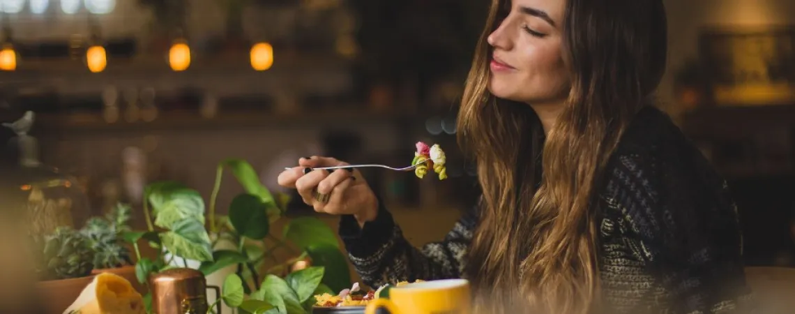 Fille qui mange intuitivement et en plein conscience