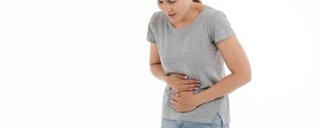 femme se tordant de douleur