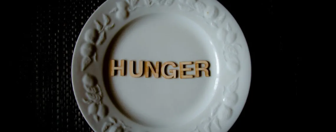 assiette avec écriture hunger