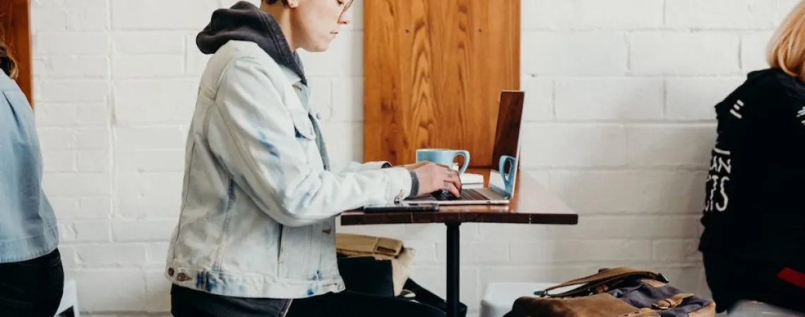 individu en télétravail