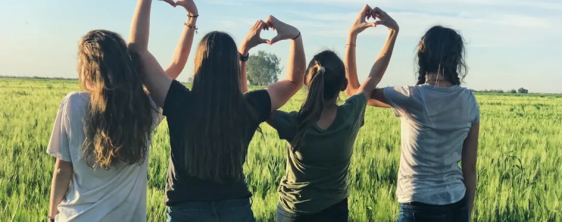 4 adolescentes dans un champs