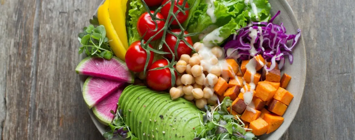 bol de légumes, avocat, pois chiche et tofu