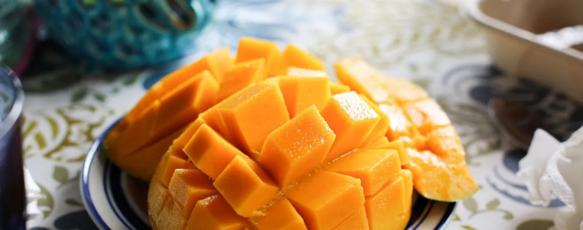 mangue fraîche coupée en cubes