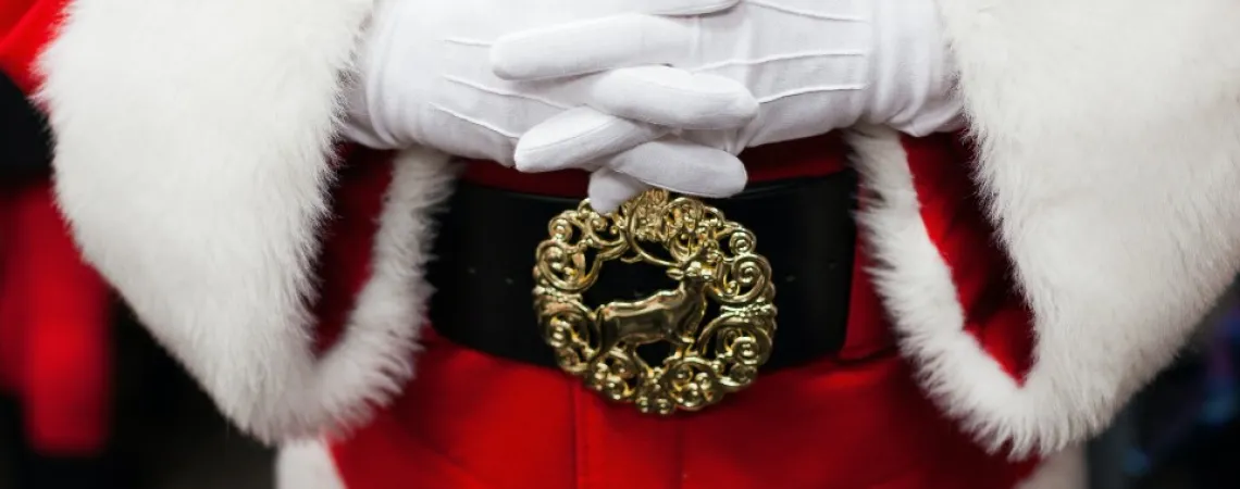 Père Noël avec les mains croisées