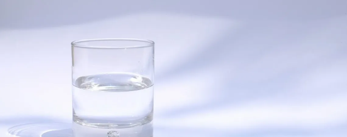 verre d'eau sur un fond blanc