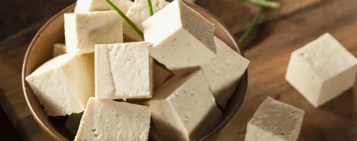 Petits cubes de tofu dans un petit bol en bois