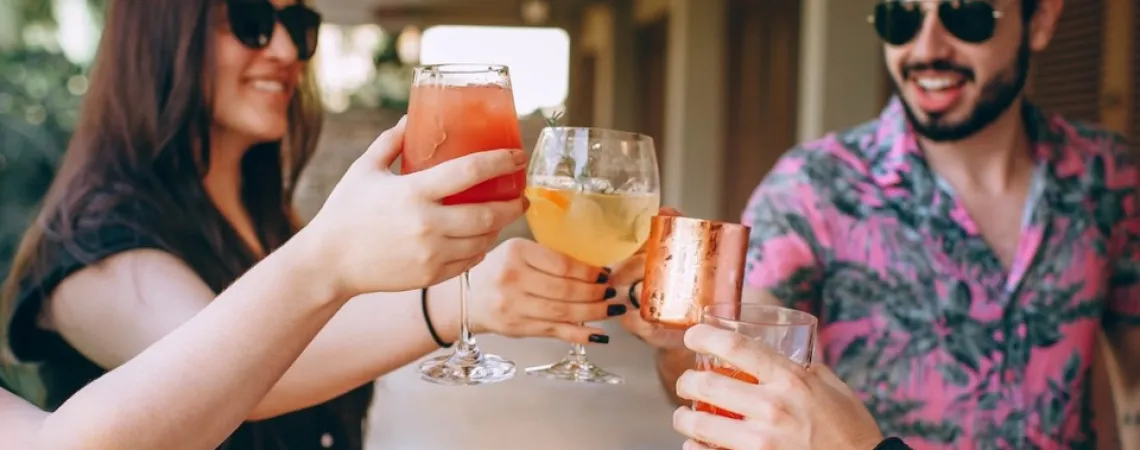 femmes et hommes en été avec un cocktail dans les mains