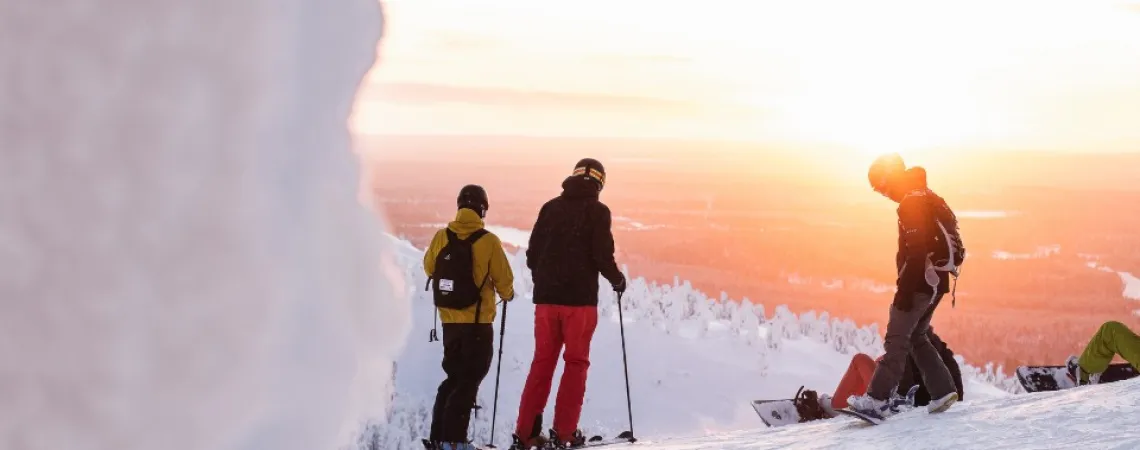 adultes en ski en plein hiver sur une montagne